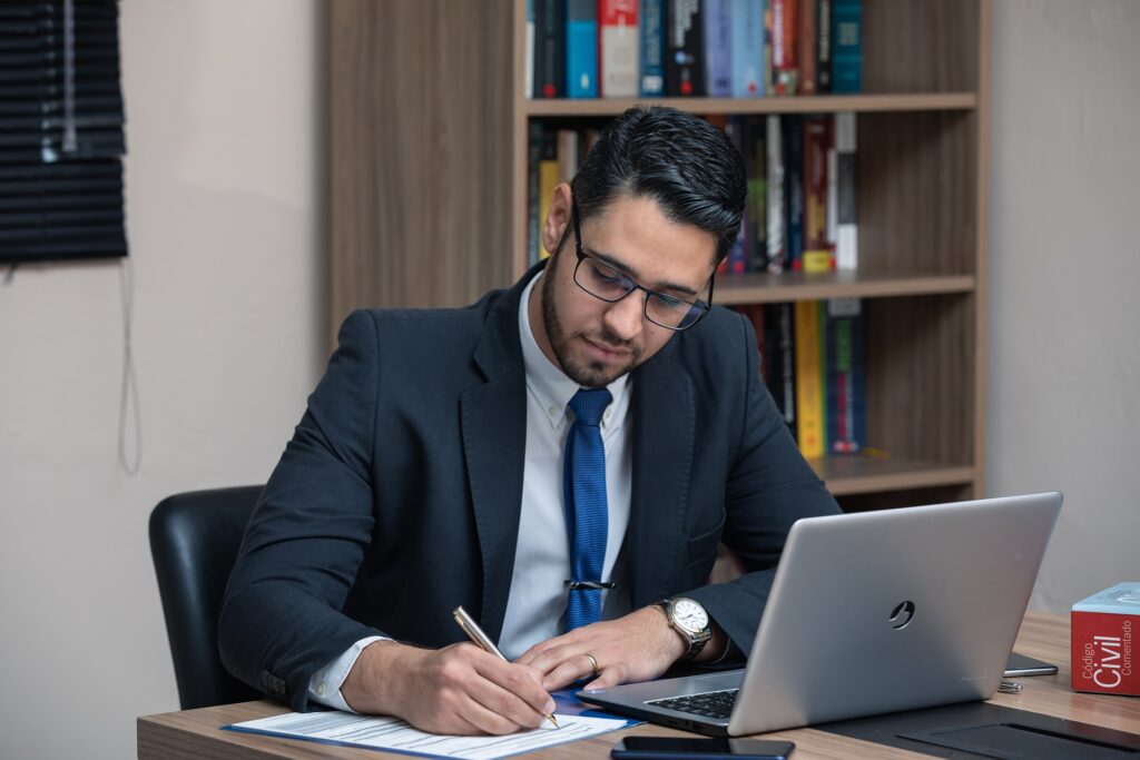 Buscando abogados digitales. Imagen de abogado trabajando digitalmente.